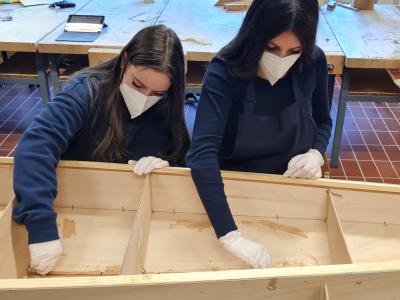 Schüler:innen bauen Grönland-Kajak