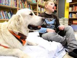 Hundgestützte Therapie an der Schule am Marsbruch