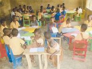 Möblierung von 15 Kindergärten in Ghana